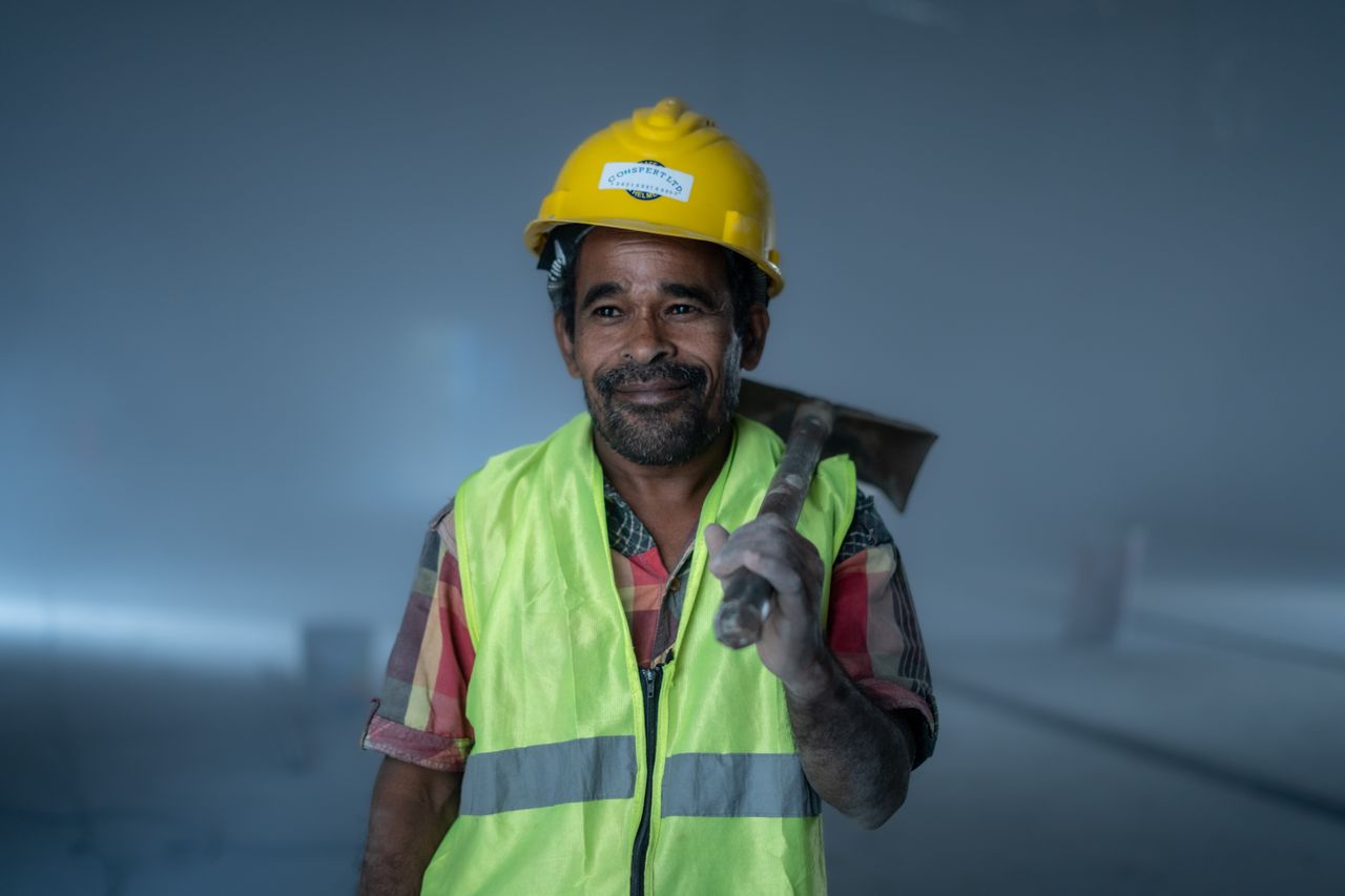 Quem trabalhou em dois lugares ao mesmo tempo pode somar tudo na aposentadoria? A resposta é mais delicada do que parece